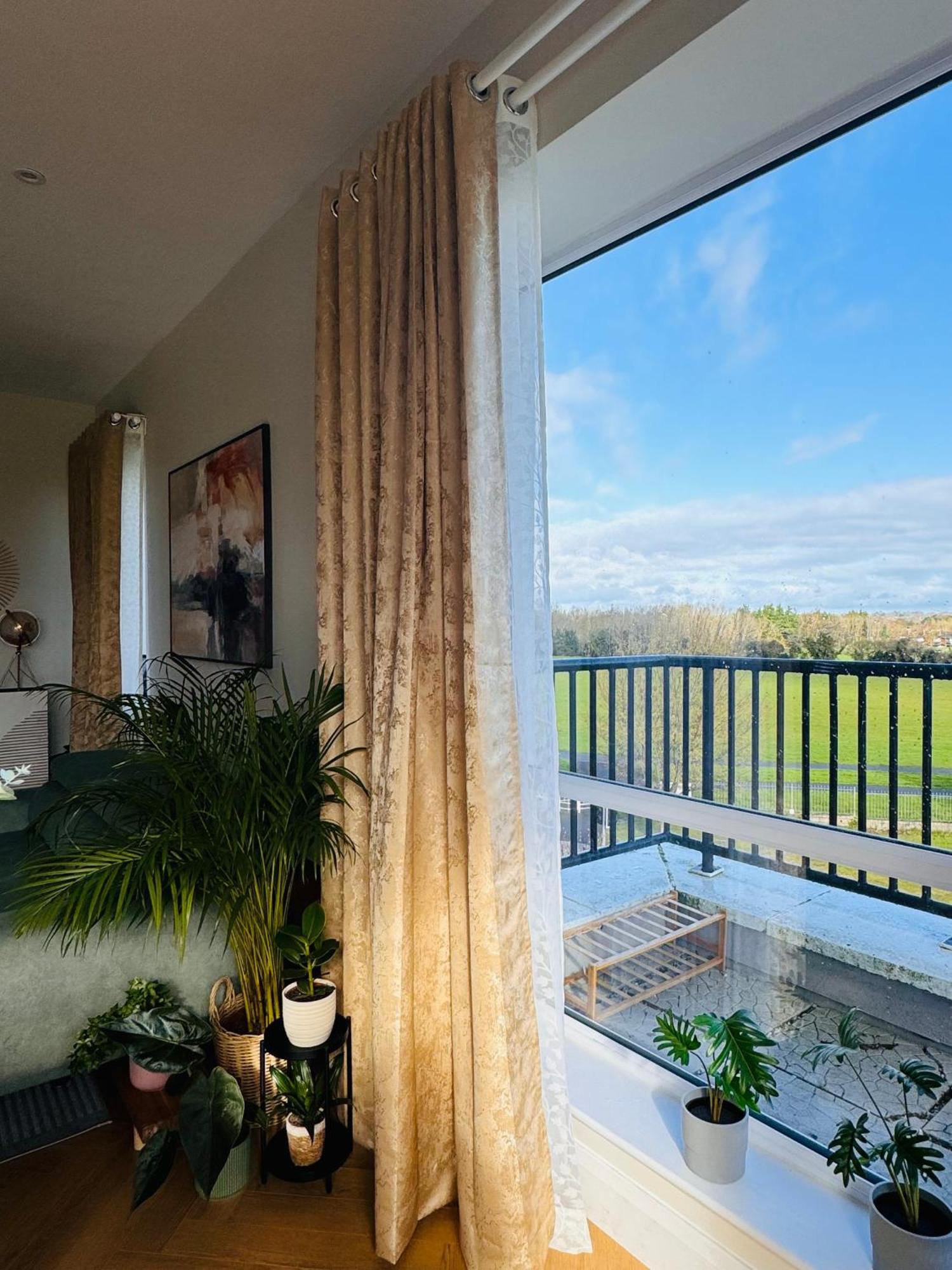 Finnstown Hall- Private Room In Shared Apartment With The Host دبلن المظهر الخارجي الصورة